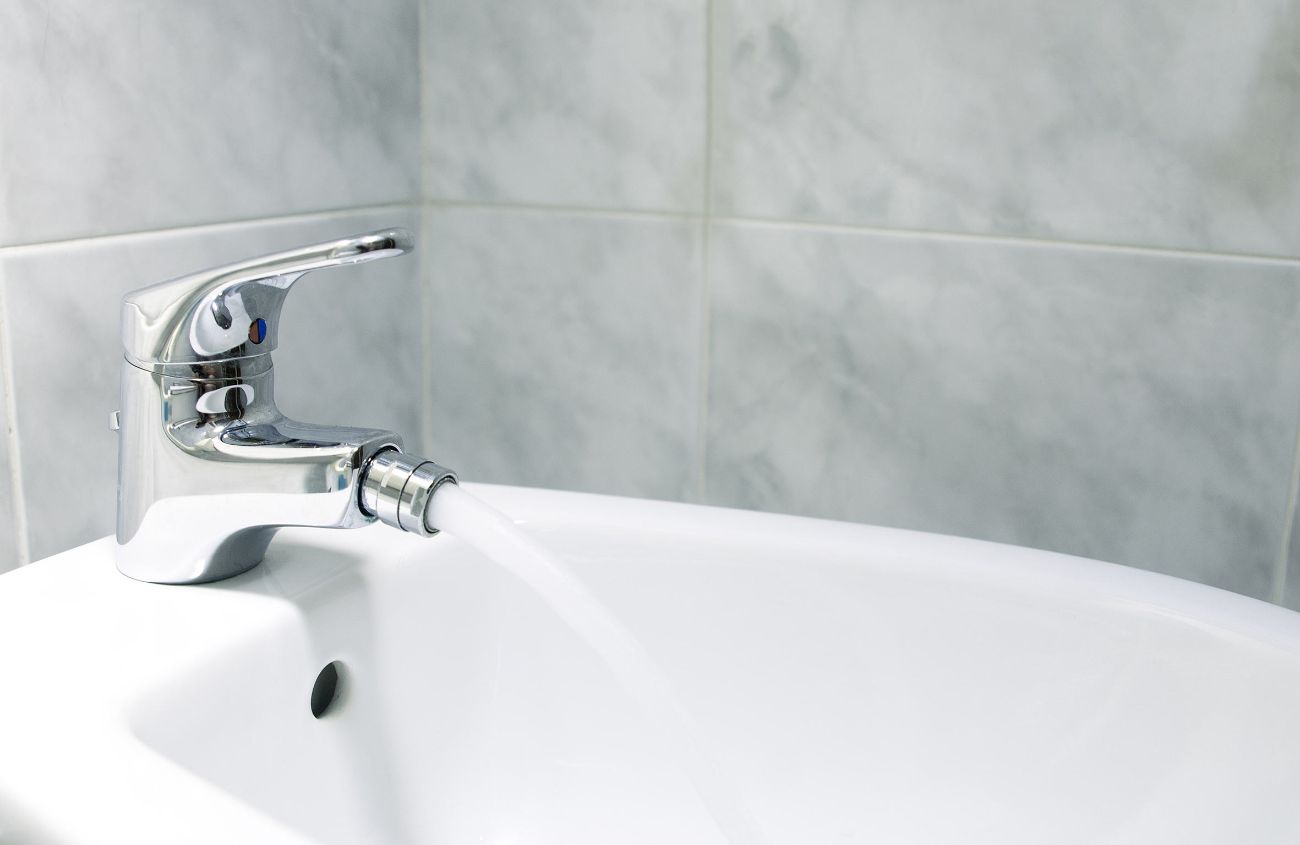 Schließmuskel entspannen, angeschaltetes Bidet
