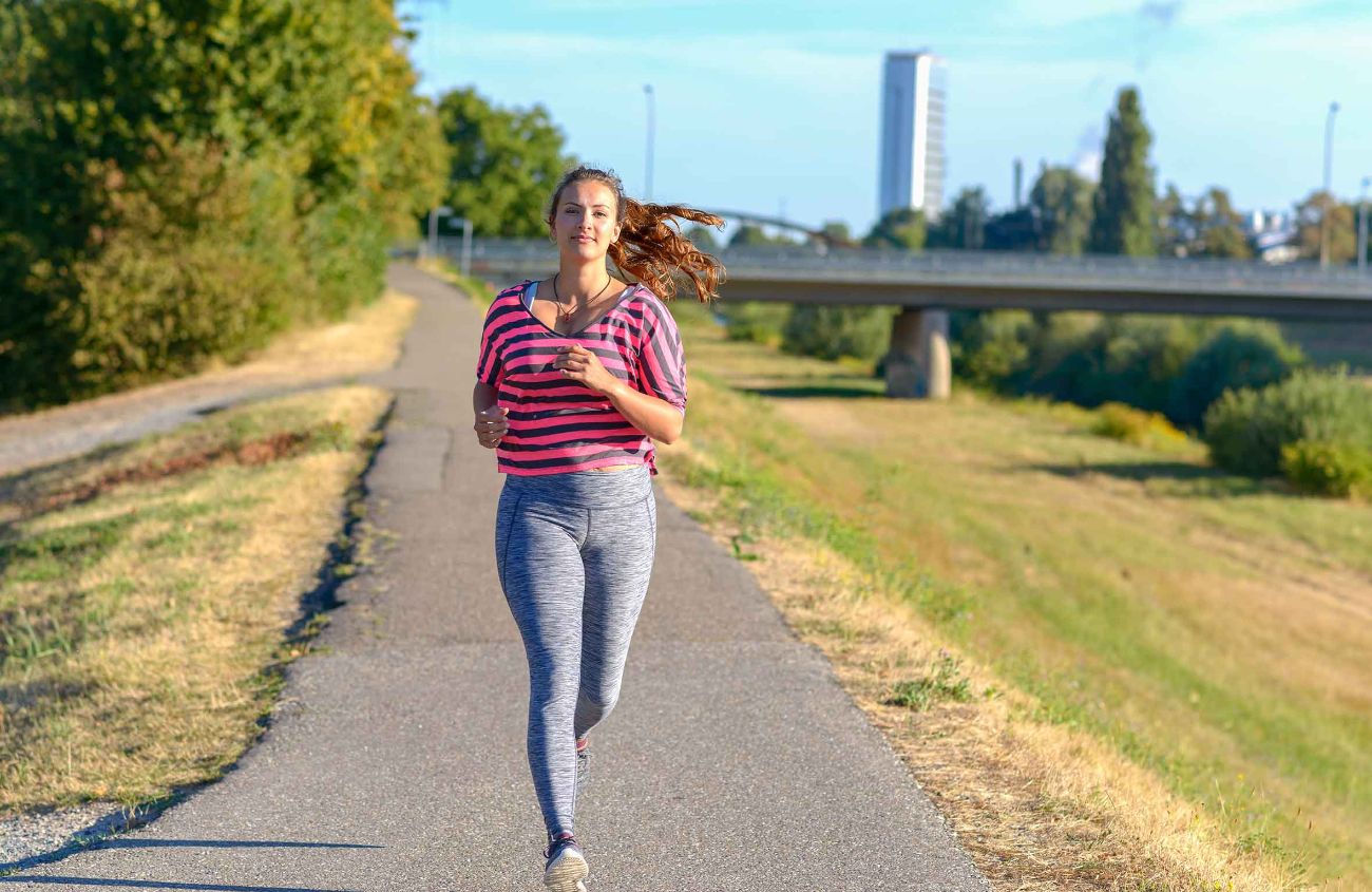 Mit Schwarzkümmelöl abnehmen, junge Frau beim Joggen