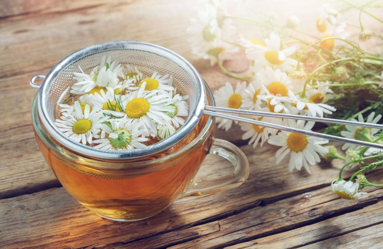 Gegen Bauchschmerzen, eine Tasse Kamillentee
