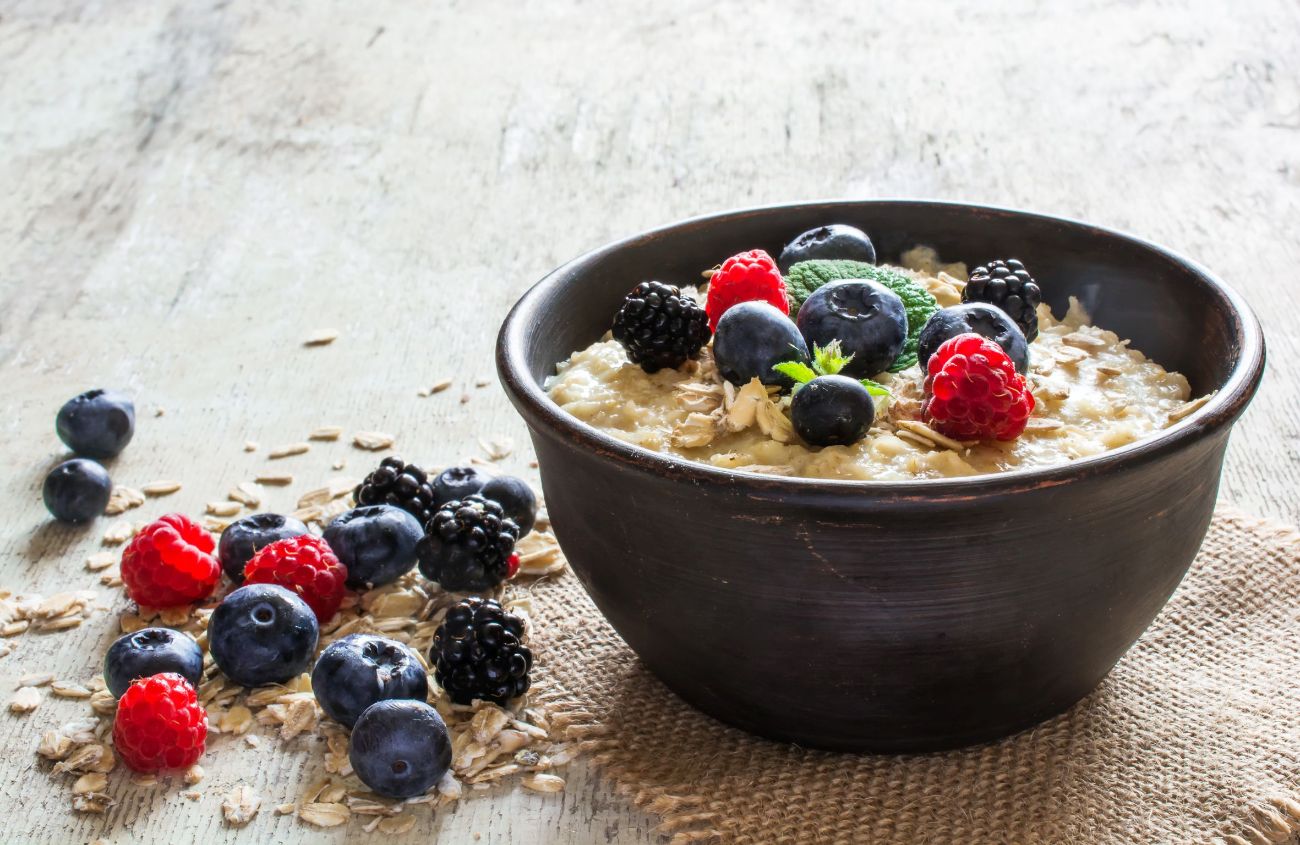 Haferbrei mit Beeren in einer dunklen Schüssel