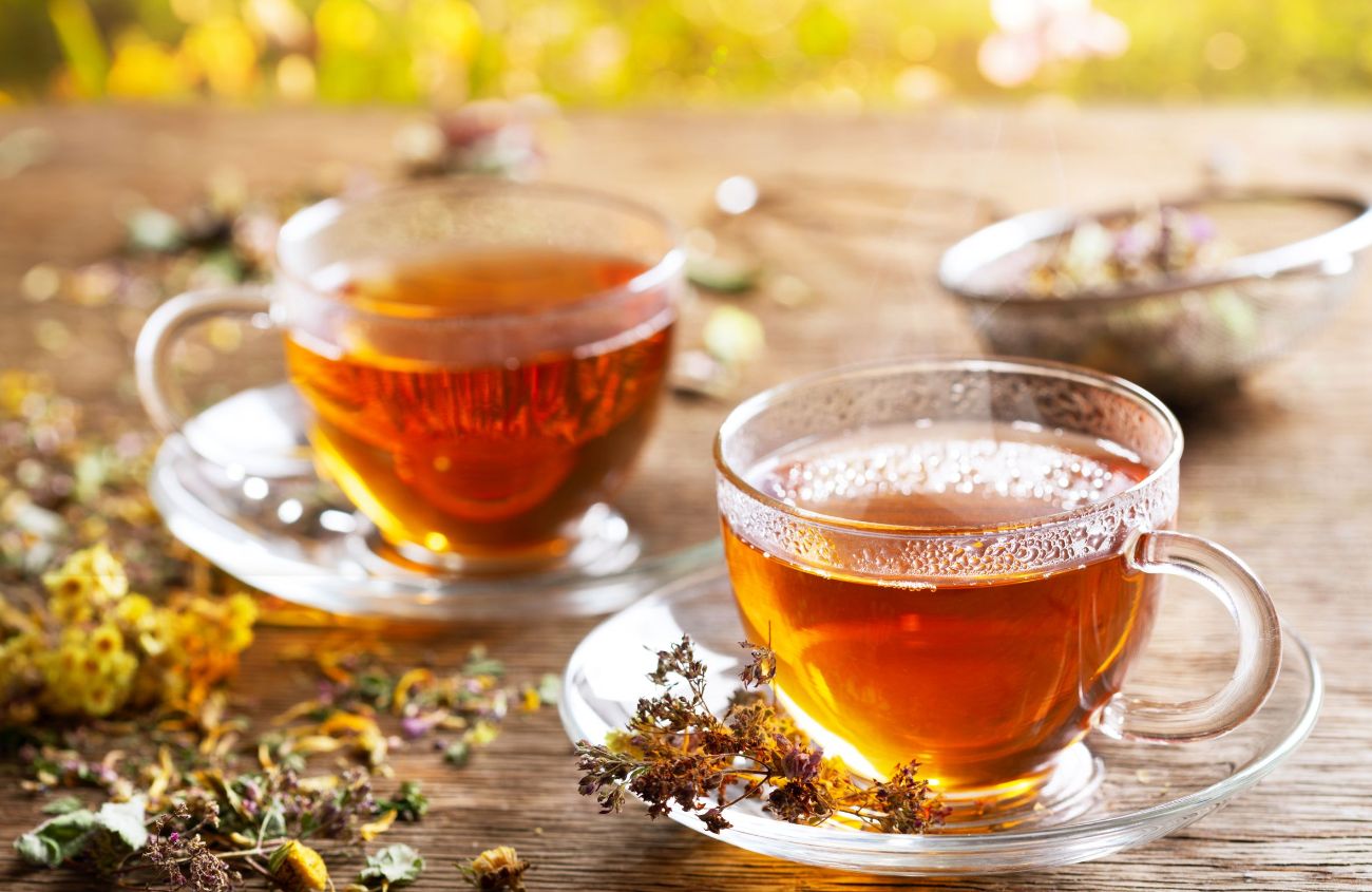 Zwei Tassen Kräutertee gegen Stress