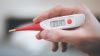 Verdauungsprobleme in der Schwangerschaft, Fieberthermometer zeigt 39,4 Grad Celsius