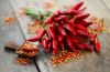 Bund mit roten Chilis und Chiliflocken drumherum.