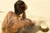 Frau am Strand im Schatten und in der Sonne