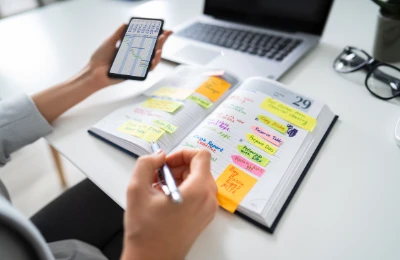Mann mit Terminkalender