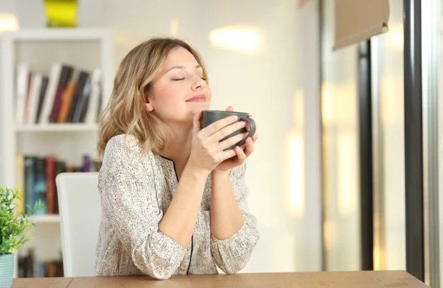 Ständig Blasenentzündung: Frau mit Tasse Tee
