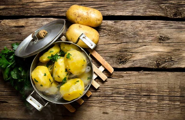 Kartoffel-Unverträglichkeit, ein Topf voller gekochter Kartoffeln
