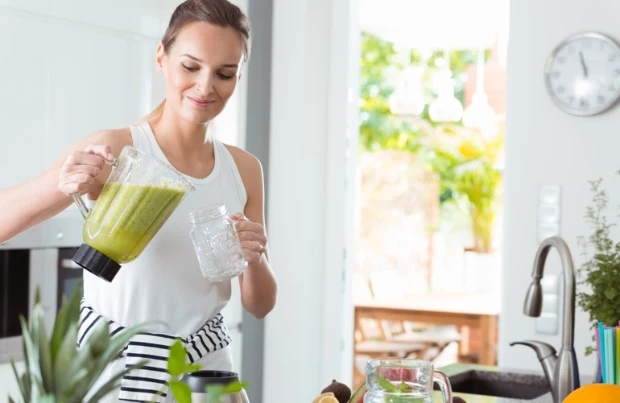 Basenfasten-Rezepte: Frau mit grünem Smoothie