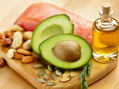 Fettverdauungsstörung und Fettstuhl, Avocado, Lachs und Nüsse auf einem Brett