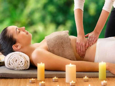 Ayurveda gegen Darmprobleme, Frau erhält Bauchmassage