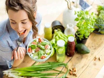 Durchfall nach Salat: Frau isst einen frischen Salat