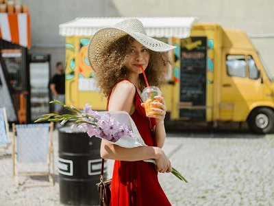 Erreger von Durchfall auf Reisen, Frau auf Markt