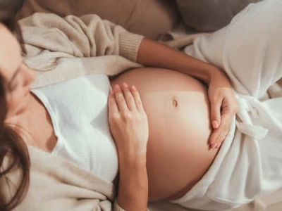 Verdauungsprobleme in der Schwangerschaft, schwangere Frau hält sich den Bauch
