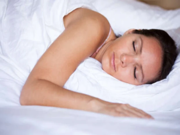 Übelkeit nachts, Frau schläft im Bett