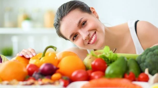 Frau vermisst ihren Bauchumfang mit einem Maßband.