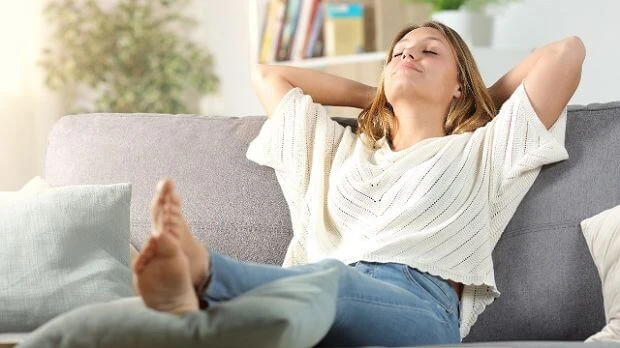 Frau vermisst ihren Bauchumfang mit einem Maßband.