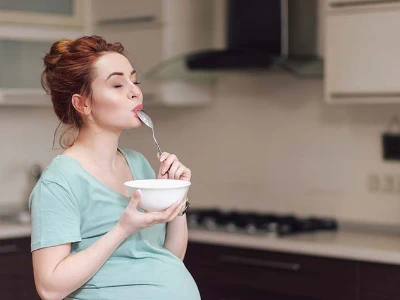 Rezepte gegen Übelkeit in der Schwangerschaft, Schwangere Frau leckt Löffel ab