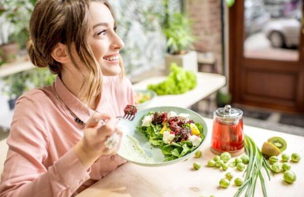 Frau die am essen ist