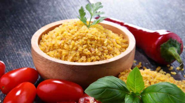 Abnehmen mit Bulgur, Bulgur in einer Schüssel neben einigen anderen Zutaten