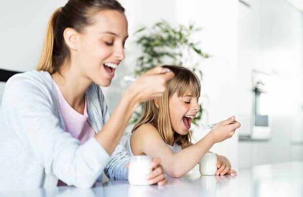 Probiotika gegen Verstopfung, Frau und Kind essen Joghurt