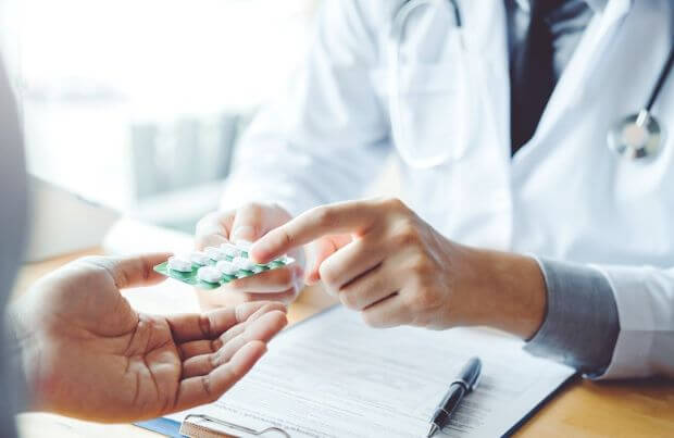 Doktor der Tabletten verreicht