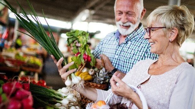 Frau vermisst ihren Bauchumfang mit einem Maßband.