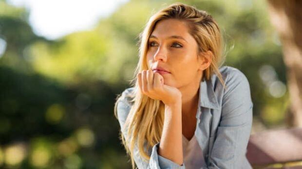 Bauchspeicheldrüse und Psyche, Frau blickt nachdenklich in die Ferne