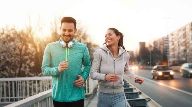 Sport und Verdauung, Ein Mann und eine Frau joggen gemeinsam