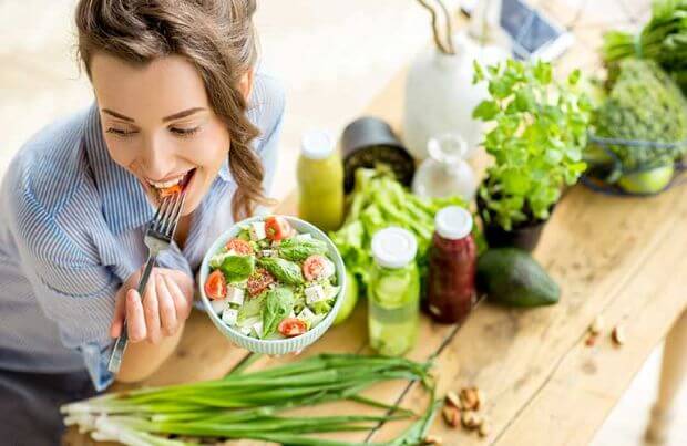 Durchfall nach Salat: Frau isst einen frischen Salat