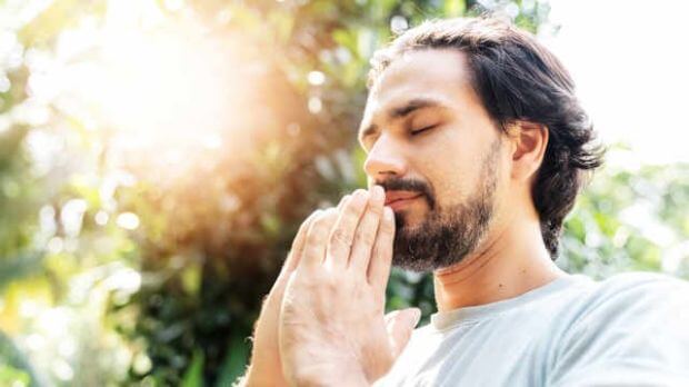 Darm und Immunsystem, Mann meditiert im Freien