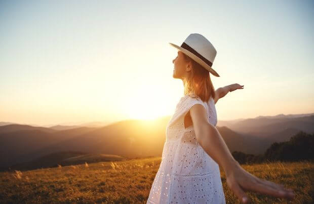 Darmbakterien: Frau genießt die Sonne in der Natur