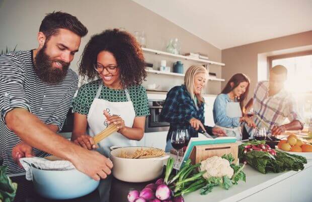Ernährung bei Magenschleimhautentzündung, Eine Gruppe junger Menschen kocht